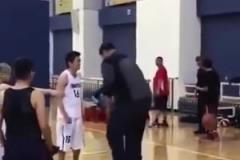 長胖了太多！退役多年的姚明表演扣籃，下來腿都軟了