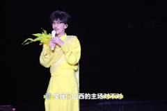 山西鬧他！周傳雄太原演唱會現(xiàn)場帶領(lǐng)歌迷為山西男籃加油助威