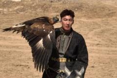 柯爾克孜族的勇士！前新疆球員可蘭白克騎馬穿著民族服飾馴鷹~