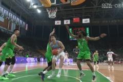 裁判沒給犯規(guī)！艾孜買提肘到奧利弗肚子上籃打進 后者疼痛難忍