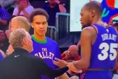 下課導(dǎo)火索？主帥布登此前抓住KD手臂要說什么，被一把甩開！