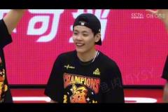 機(jī)器人級(jí)別的靜態(tài)身體！近距離看小卡的賽前熱身！