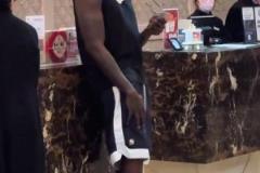 新疆外援哈雷爾外賣丟了 在酒店大堂茫然不知所措