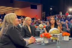 今天這穿搭，差點(diǎn)沒認(rèn)出來！佩奇-布克斯當(dāng)選WNBA狀元后十分淡定