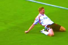 網(wǎng)友：你只記得他的滑倒，卻不知他早已為利物浦掄廢了膝蓋！