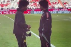 一模一樣的蓬蓬頭！一時分不清阿德耶米和格納布里了！