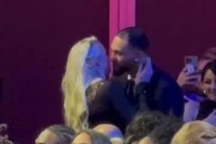 郎才女貌！薩格斯女友“美國(guó)晴子”海莉被選中兩人接吻慶祝