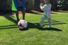 足球要從娃娃抓起！SGA帶娃踢足球，小孩摔倒時(shí)鼓掌“嘲笑”！