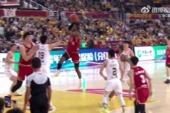 扣籃王腳踩登云梯！迪亞洛強(qiáng)勢突入單手炸裂隔扣2米26徐昕