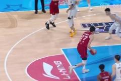 帶傷火線復(fù)出！周琦無懼薩林杰防守 強(qiáng)硬碾進(jìn)禁區(qū)上籃打進(jìn)