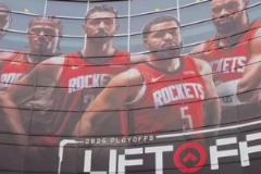 火箭主場(chǎng)大門巨幅海報(bào)已更新 靜待季后賽首場(chǎng)比賽
