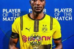 滿臉寫著高興吉拉西戴帽仍出局，領取全場最佳時面無表情