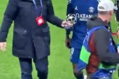 不滿意！登貝萊賽后不領(lǐng)最佳獎(jiǎng)直接回更衣室