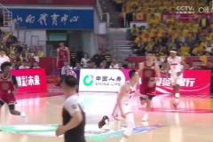 動(dòng)作太大！胡明軒破壞進(jìn)攻大力撞飛迪亞洛 險(xiǎn)引沖突被吹違體！