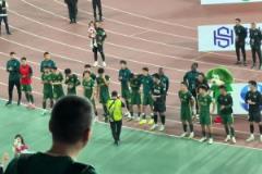 賽后謝場(chǎng)球迷高喊布彭扎，有的浙江球員忍不住哭了