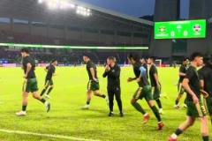 浙江賽前訓(xùn)練時(shí)球員面色凝重，球迷打出布彭扎橫幅