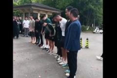 戴帽鞠躬引爭(zhēng)議！王鈺棟等浙江隊(duì)球員鞠躬默哀悼念布彭扎
