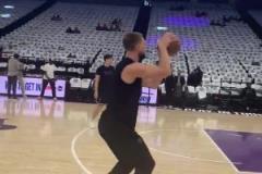 生涯對(duì)陣濃眉10勝4負(fù)！小薩賽前熱身訓(xùn)練，備戰(zhàn)獨(dú)行俠