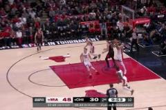 李凱爾籃下窒息防守成功搶斷，隨后快攻反擊喂餅韋爾暴扣得分！