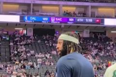 殺人誅心??！濃眉對(duì)國(guó)王球迷說(shuō)：趕緊提前走吧，一會(huì)兒要堵車?yán)瞺