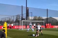 沒有誰能隨便成功！薩拉赫逆足射門訓練，這精準度相當可以?。? title=