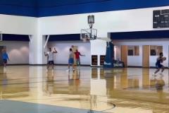 球迷應(yīng)該很開心吧！此前比賽詹姆斯飛吻回應(yīng)美女球迷的呼喚！