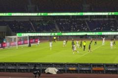 梅州進(jìn)球邁克爾指天致意，梅州隊(duì)長(zhǎng)上前示意別慶祝