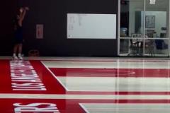 ??？小卡獨(dú)自訓(xùn)練的籃筐上又加了一圈斜筐