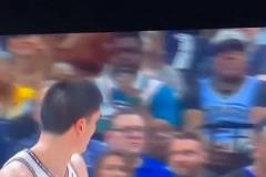 笑死！埃迪不滿判罰怒噴，結(jié)果不小心噴出口水，然后吃到技犯