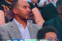 導播是真會！濃眉身體不適受傷下場，鏡頭給到總經(jīng)理哈里森小眼神