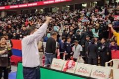 青島主帥劉維偉率隊(duì)連勝?gòu)V廈奪賽點(diǎn) 賽后接受主場(chǎng)球迷歡呼聲