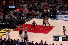 這簡直神了呀！李凱爾左右底角連續(xù)命中兩記接鍋遠投，連取5分！