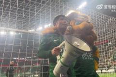 泰山客場1比6輸北京國安，球員賽后謝場時球迷仍不離不棄