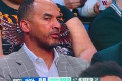 看到濃眉身體不適下場時，你們來給尼克-哈里森配個內心獨白