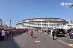 京魯大戰(zhàn)的排面！5000+魯蜜已經(jīng)到達(dá)工體