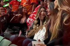 和本隊外援嫂子們坐一起，泰山球迷很激動