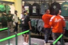 現(xiàn)場網(wǎng)友：世界和平了??！泰山球迷買國安T衫