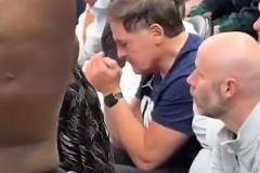 徹底改變獨行俠命運！東契奇爆發(fā)擊敗獨行俠時，庫班看臺懊惱搖頭