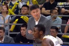 名場面誕生？迪亞洛投進(jìn)三分球之后遭到杜鋒怒罵 無奈捂耳朵