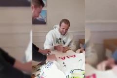 凱恩簽名時突然冒出來一件阿森納球衣！猶豫片刻，將其扔掉！