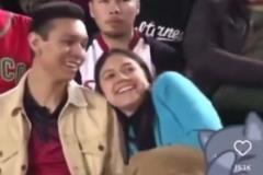 當(dāng)面綠？kisscam男朋友不愿意親嘴，被身后男子撿到機(jī)會(huì)