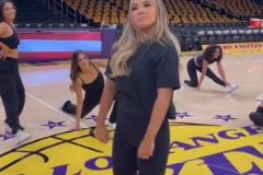 紐約尼克斯G1戰(zhàn)勝活塞后球迷在麥迪遜廣場(chǎng)花園外大喊法克吹楊