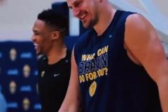 掘金G1加時(shí)險(xiǎn)勝快船 威少在約基奇身邊打球是真的快樂(lè)啊