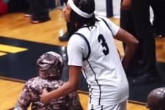 美媒曬老詹下跪抱怨圖：勒布朗今晚向裁判求婚！