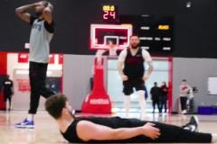 申京在今日訓(xùn)練中絕殺！倒地做出了布克的招牌慶祝定格