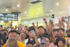山西大比分3-0橫掃廣東 大批球迷給球員接機(jī)并大喊“鬧他”