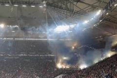 德乙亂不亂漢堡說了算漢堡球迷放煙花慶祝，結果被沙爾克絕平