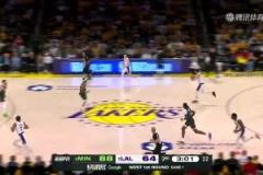 王者歸來(lái)！愛(ài)德華茲上籃受傷，短暫返回更衣室后又回來(lái)繼續(xù)輸出！