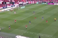 隊(duì)友都看跪了！J聯(lián)賽橫濱后衛(wèi)離譜失誤，助攻對(duì)手打進(jìn)空門