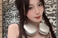 壞了依帆知道自己有姿色了，這是拜仁輸球了開始放飛自我啦